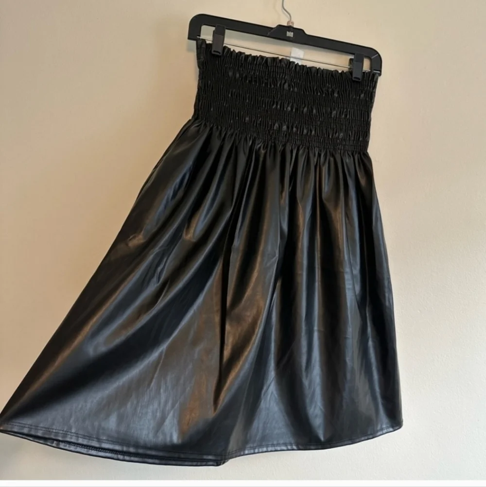 Acting Pro  Smock Waisted Faux Leather Skirt Black Size Large - Picture 2 of 7